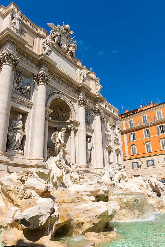 特莱维喷泉(Fontana di Trevi)在阳光明媚的一天，罗马，意大利